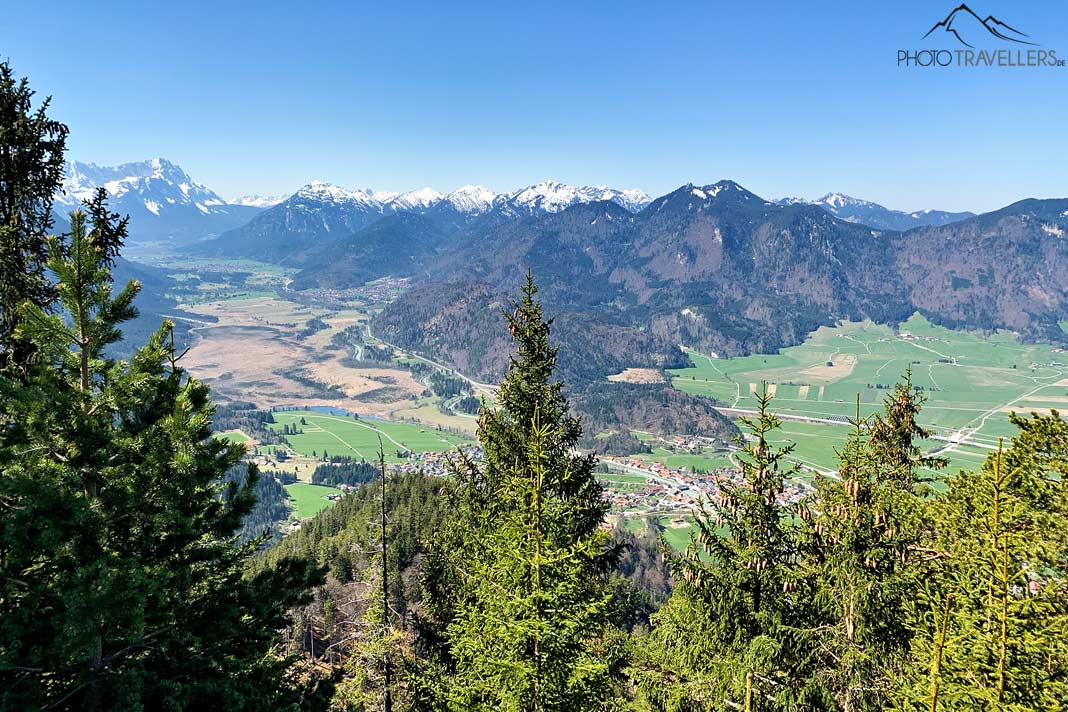 Blick vom Gipfel des Osterfeuerkopf ins Loisachtal mit den umliegenden Bergen