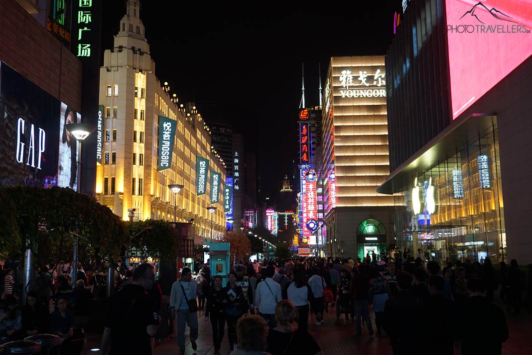 Reges Treiben in der Nanjing Road in Shanghai bei Nacht