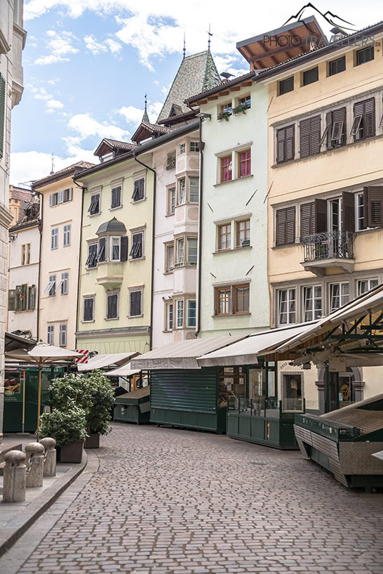 Die Marktstände auf dem berühmten Obstmarkt in Bozen