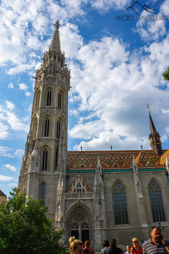 Die Matthiaskirche mit ihren zwei Türmen und dem charakteristischen bunten Dach