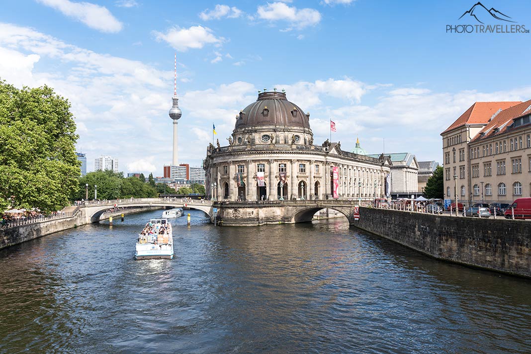 Der Blick auf das Bode Museum auf der Museumsinsel, dahinter der Fernsehturm, davor ein Ausflugsdampfer