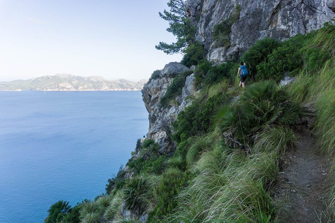 Wanderin auf Wanderweg