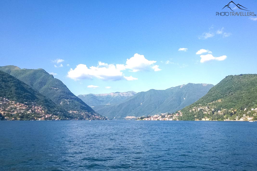Der Blick vom Boot über den Comer See mit Bergen im Hintergrund
