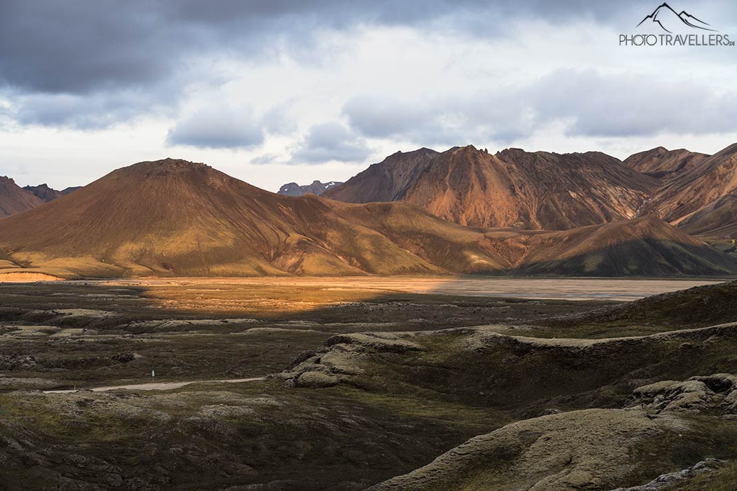 Das Flussbett mit den Bergen bei Landmannalaugar