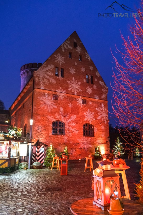 Blick auf die Zitadelle Berlin mit Lichtern und Projektionen mit weihnachtlichen Motiven