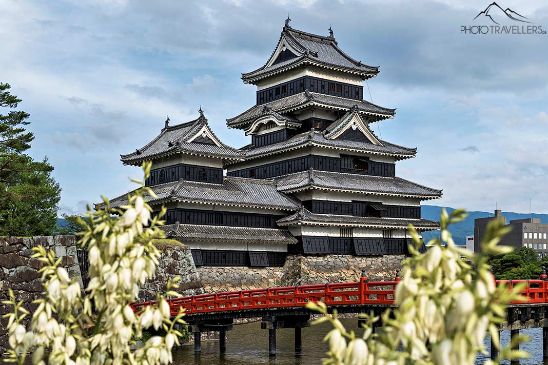 Die rote Brücke vor der Burg Matsumoto
