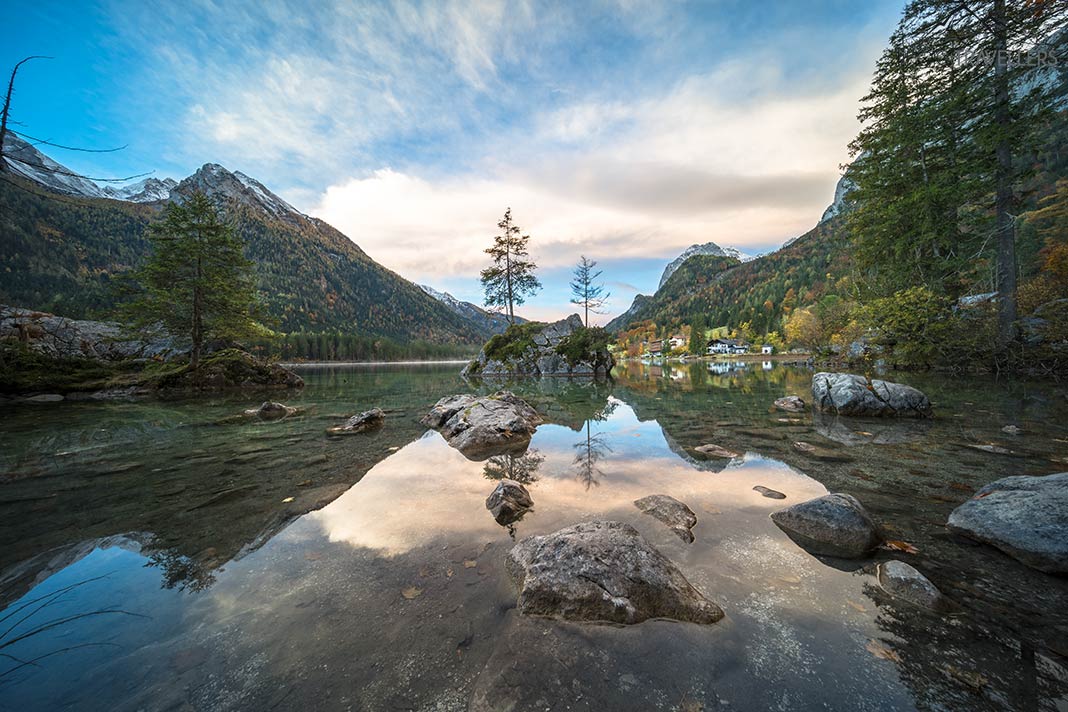 Der Blick über den Hintersee in Bayern, aufgenommen mit 10 Millimeter Brennweite an einer Vollformat-Kamera