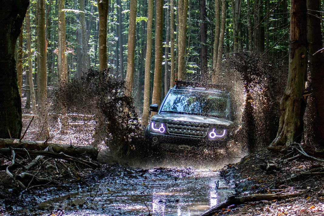Geländewagen im Offroad-Modus