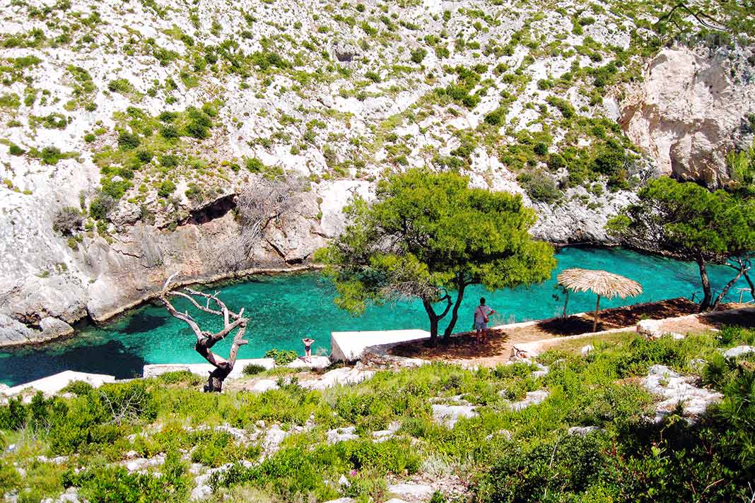 Ein schmaler, smaragdgrüner Fjord hat sich tief in die Bucht bei Port Limnionas gegraben