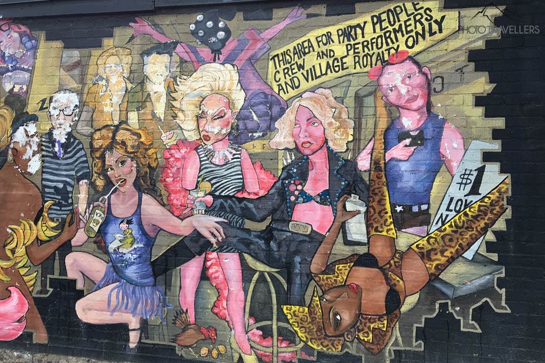 Ein Street-Art-Kunstwerk mit halbnackten Frauen und Männern im Bezirk Church and Wellesley in Toronto