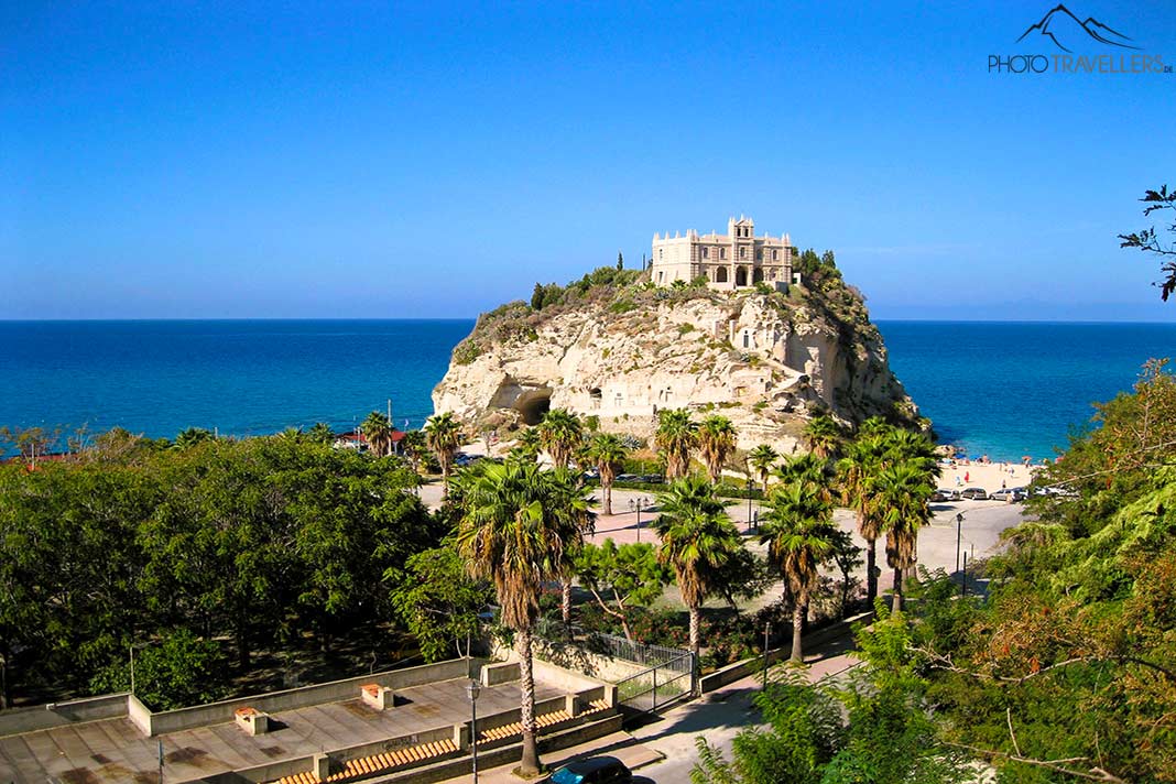 Das Schloss Santuario di Santa Maria dell'Isola in Tropea thront auf einem Felsen am Meer