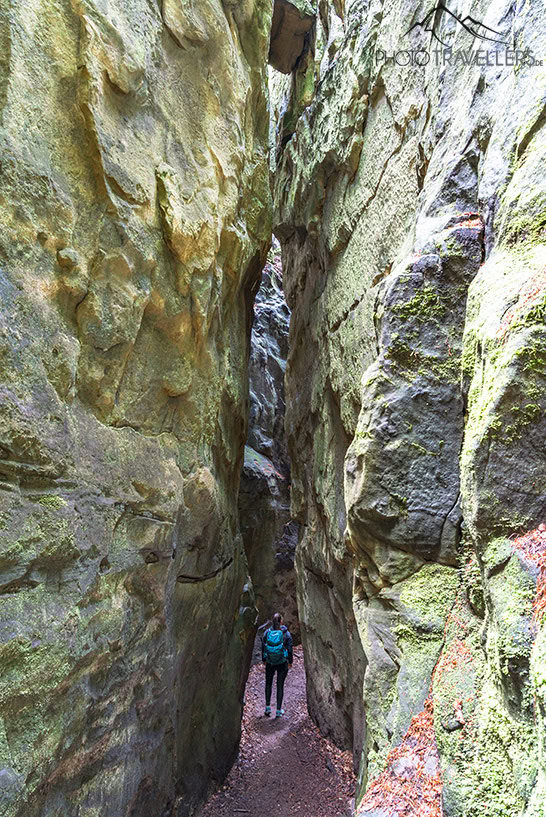 Reisejournalistin Biggi Bauer zwischen hohen Felswänden in der Teufelsschlucht in der Eifel